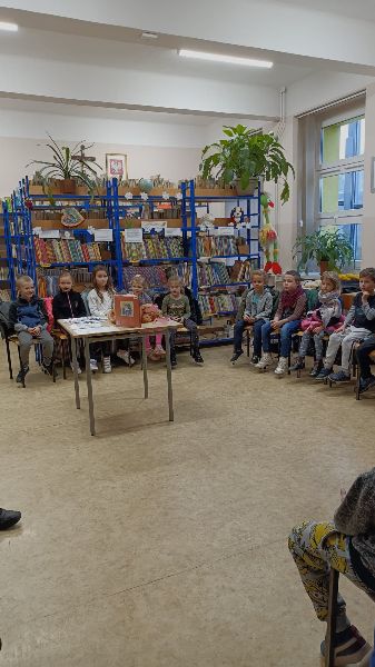 Wizyta przedszkolaków w bibliotece szkolnej