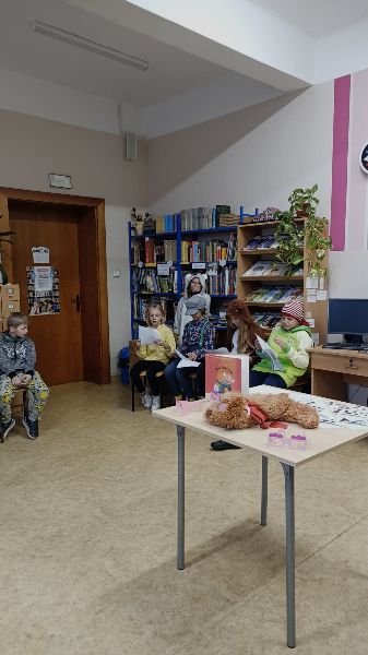 Wizyta przedszkolaków w bibliotece szkolnej