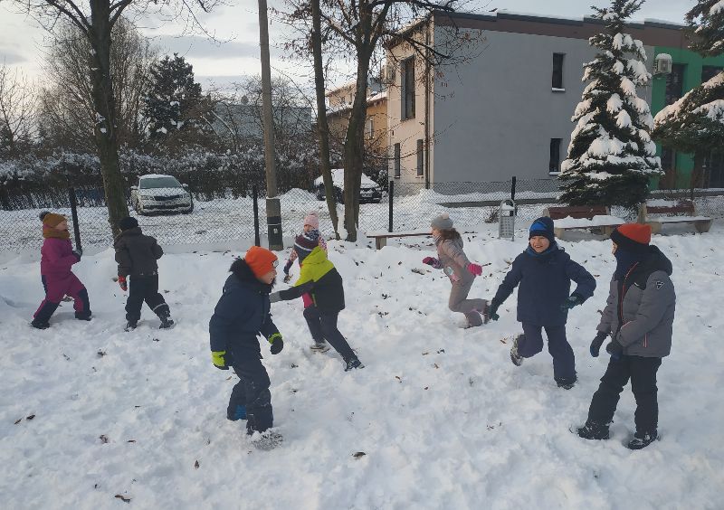 Zabawy na śniegu klasy 2a i 2b