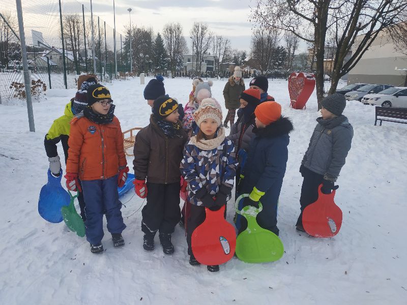 Zabawy na śniegu klasy 2a i 2b