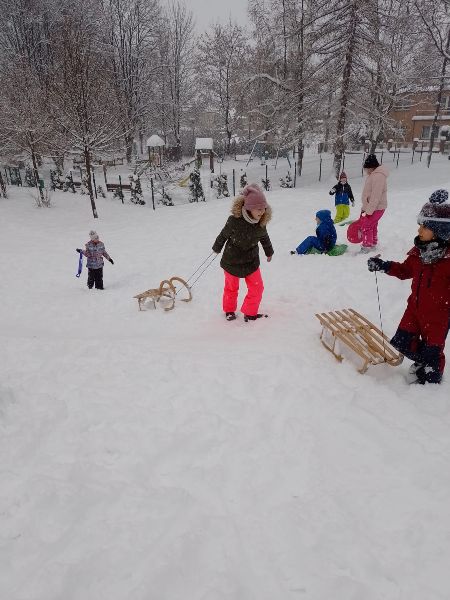 Zabawy na śniegu klasy 2a i 2b