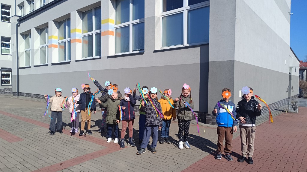 Klasa 1b wita wiosnę