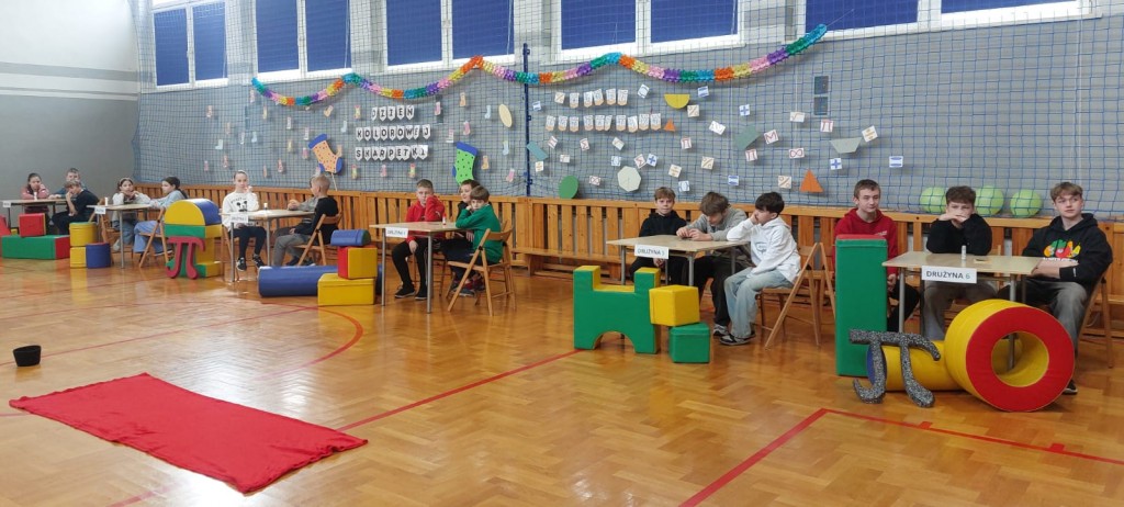 Dzień Matematyki,  Pierwszy Dzień Wiosny oraz Dzień Kolorowej Skarpetki.