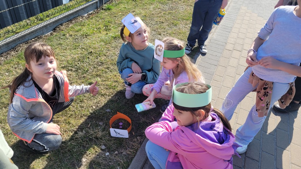 Powitanie wiosny i sadzenie w szkolnym ogródku 1a