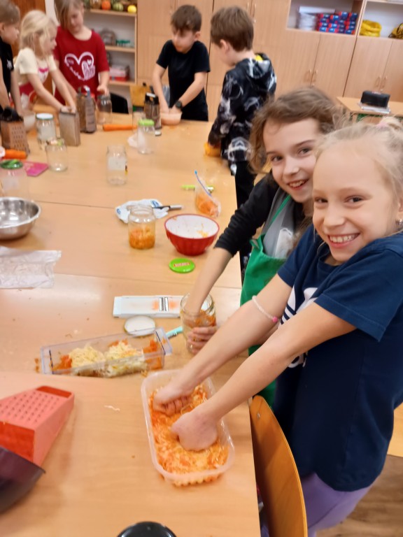 Warsztaty kiszenia kapusty w klasie trzeciej