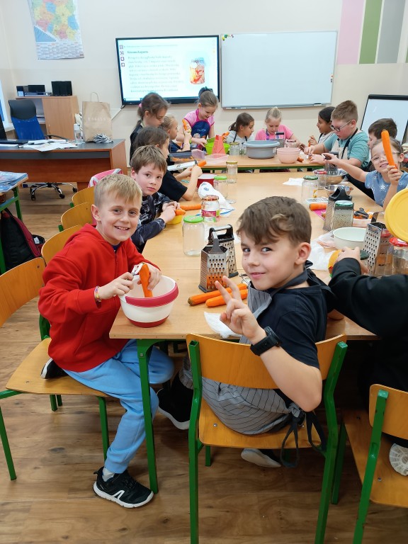 Warsztaty kiszenia kapusty w klasie trzeciej