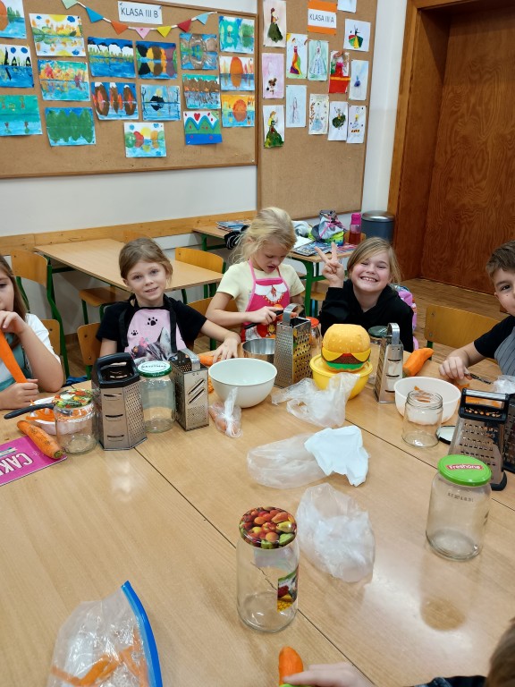 Warsztaty kiszenia kapusty w klasie trzeciej