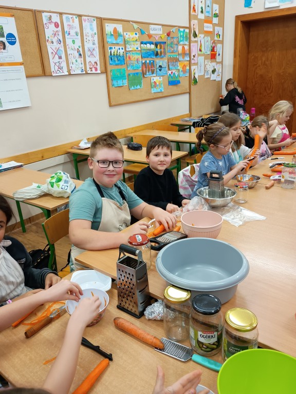 Warsztaty kiszenia kapusty w klasie trzeciej