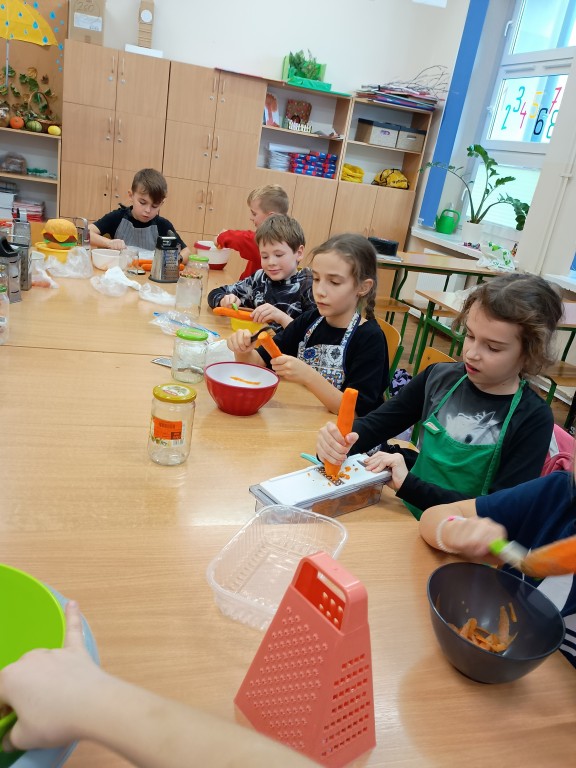 Warsztaty kiszenia kapusty w klasie trzeciej