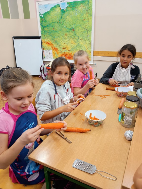Warsztaty kiszenia kapusty w klasie trzeciej