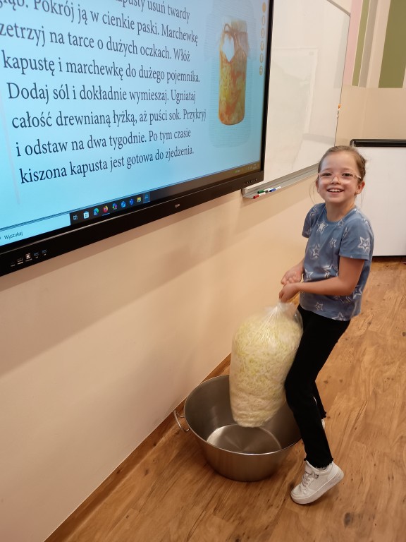 Warsztaty kiszenia kapusty w klasie trzeciej