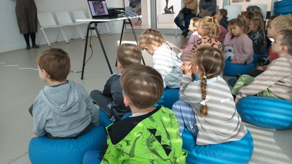 WYCIECZKA DO GALERII SZTUKI 'RZECZA' - GRUPA 'STARSZAKÓW'