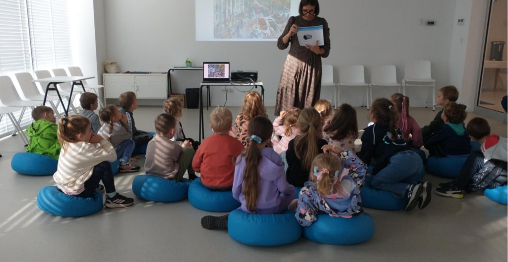 WYCIECZKA DO GALERII SZTUKI 'RZECZA' - GRUPA 'STARSZAKÓW'