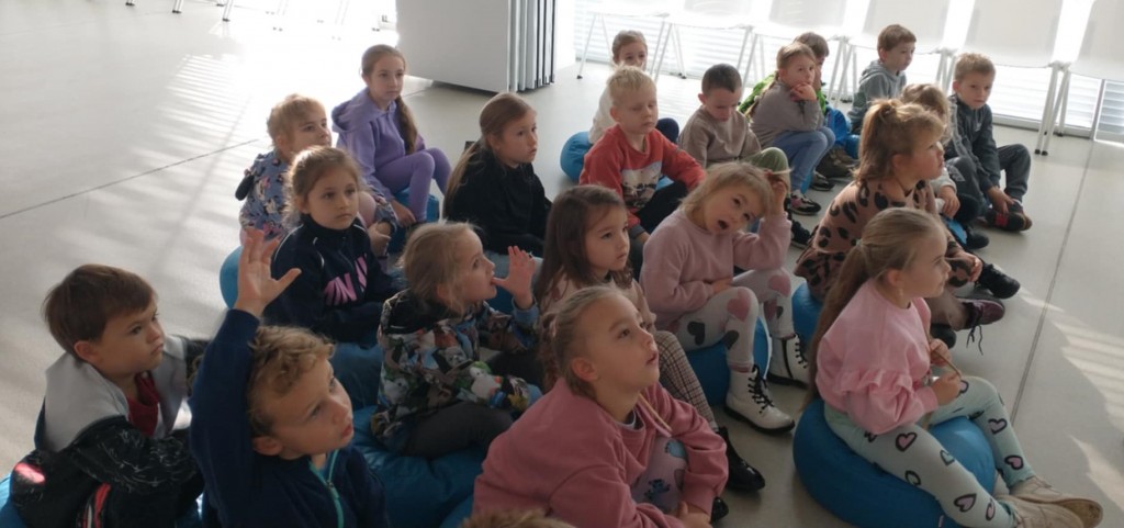 WYCIECZKA DO GALERII SZTUKI 'RZECZA' - GRUPA 'STARSZAKÓW'