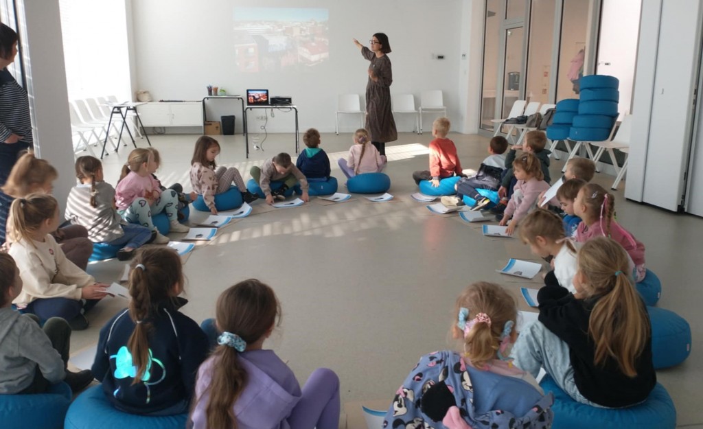 WYCIECZKA DO GALERII SZTUKI 'RZECZA' - GRUPA 'STARSZAKÓW'