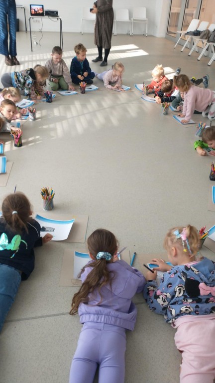 WYCIECZKA DO GALERII SZTUKI 'RZECZA' - GRUPA 'STARSZAKÓW'