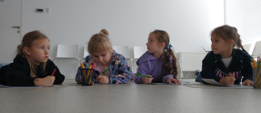 WYCIECZKA DO GALERII SZTUKI 'RZECZA' - GRUPA 'STARSZAKÓW'