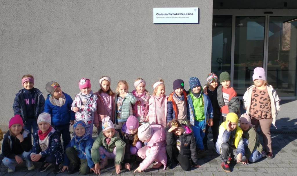 WYCIECZKA DO GALERII SZTUKI 'RZECZA' - GRUPA 'STARSZAKÓW'