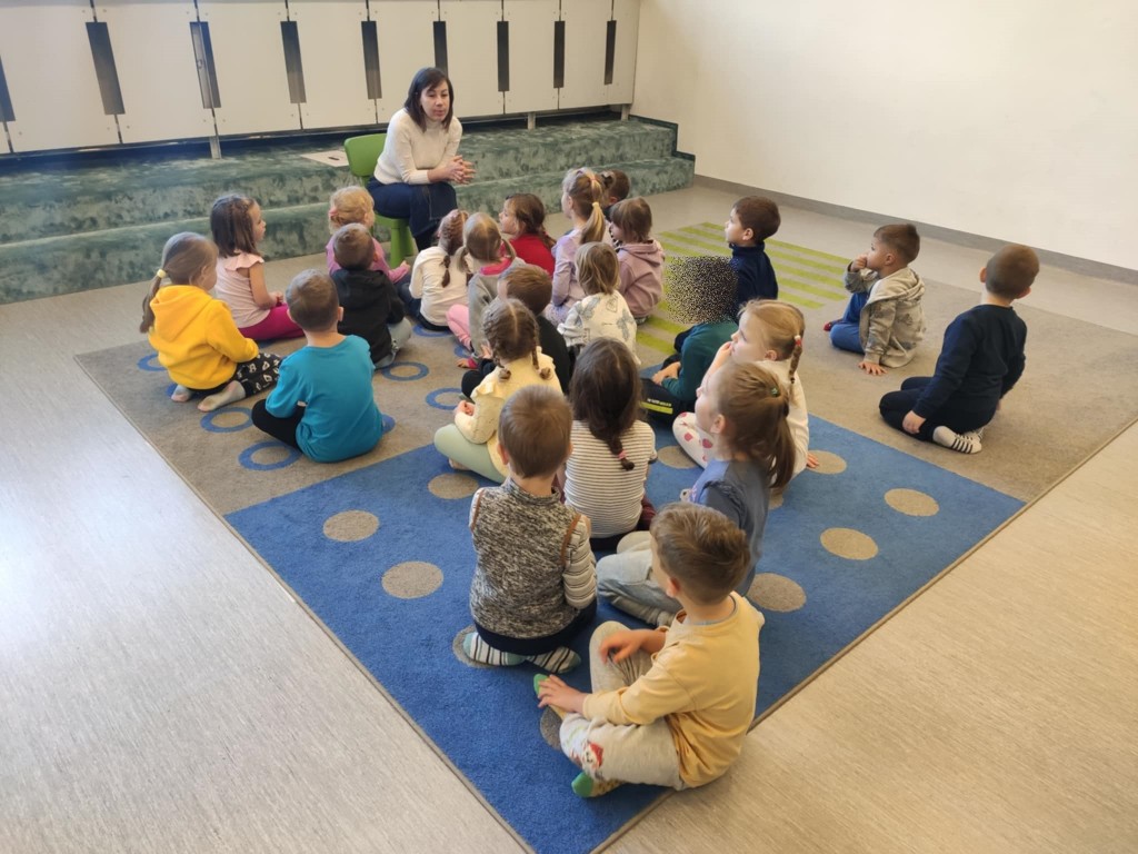 WYCIECZKA DO BIBLIOTEKI - GRUPA 'ŚREDNIAKÓW'
