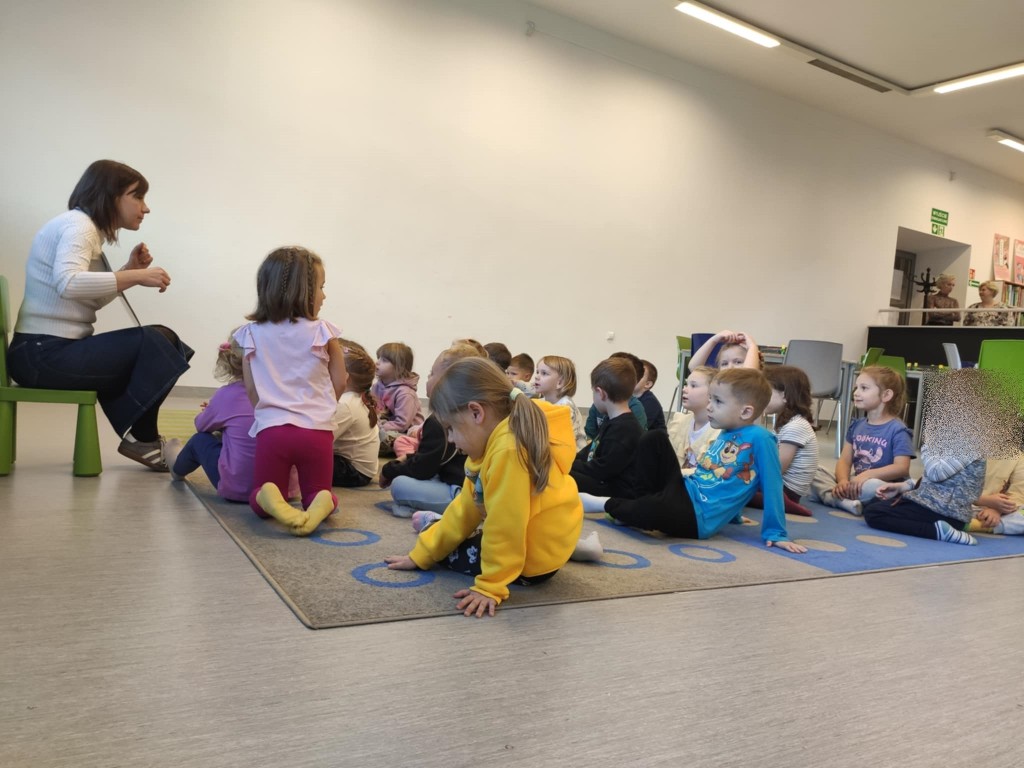 WYCIECZKA DO BIBLIOTEKI - GRUPA 'ŚREDNIAKÓW'
