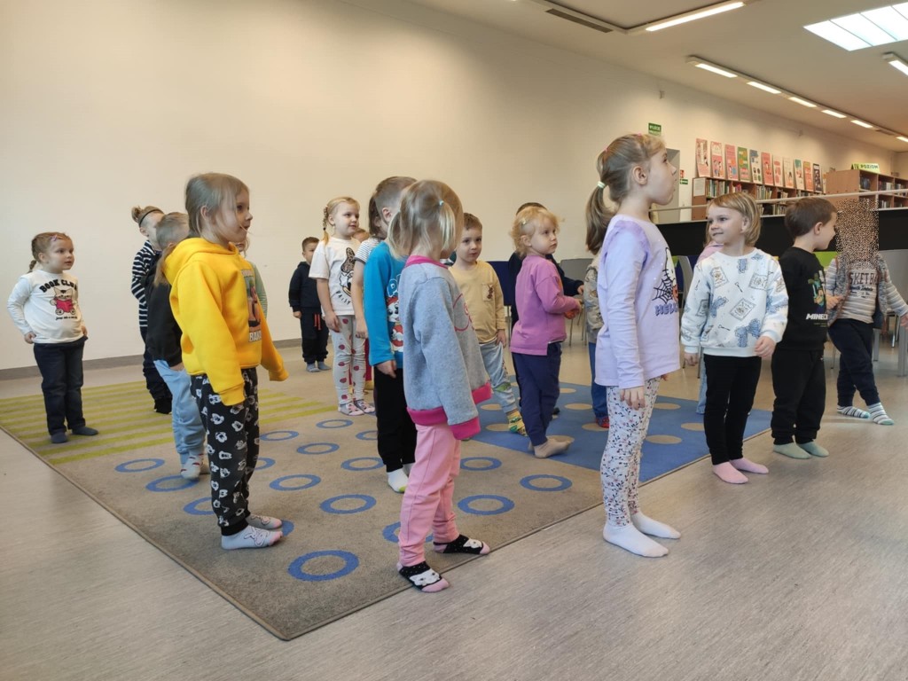 WYCIECZKA DO BIBLIOTEKI - GRUPA 'ŚREDNIAKÓW'