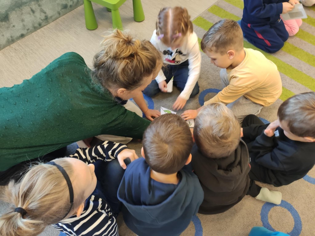 WYCIECZKA DO BIBLIOTEKI - GRUPA 'ŚREDNIAKÓW'