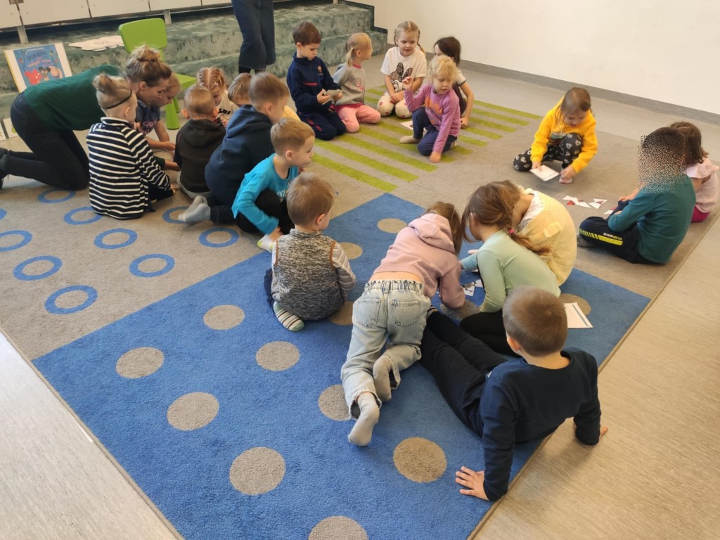 WYCIECZKA DO BIBLIOTEKI - GRUPA 'ŚREDNIAKÓW'