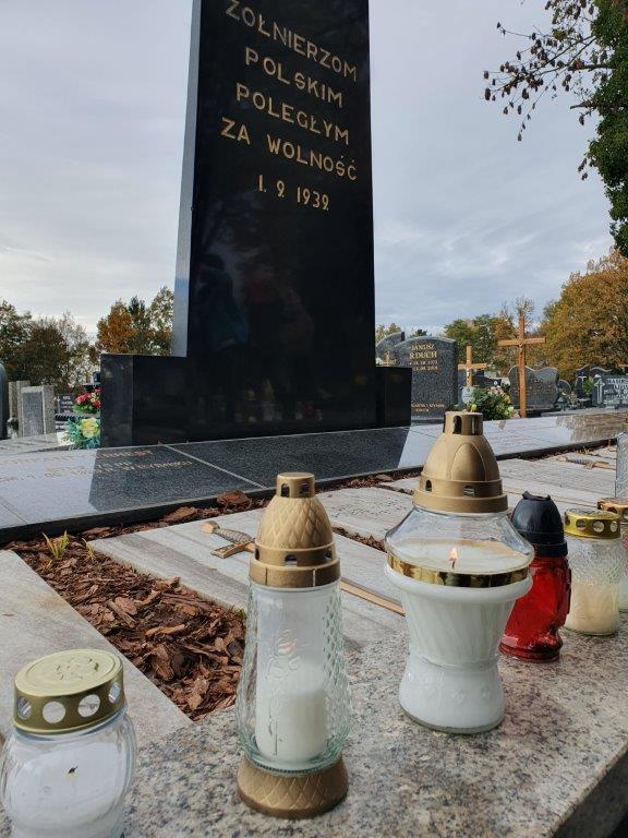 Odwiedzamy miejsca pamięci 