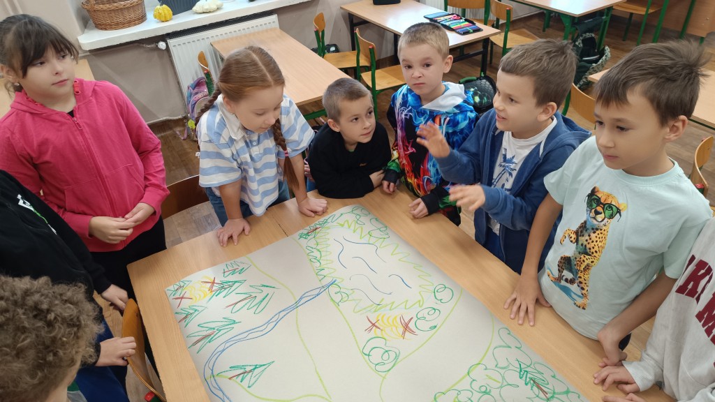 Klasa 2b poznaje siedliska zwierząt.