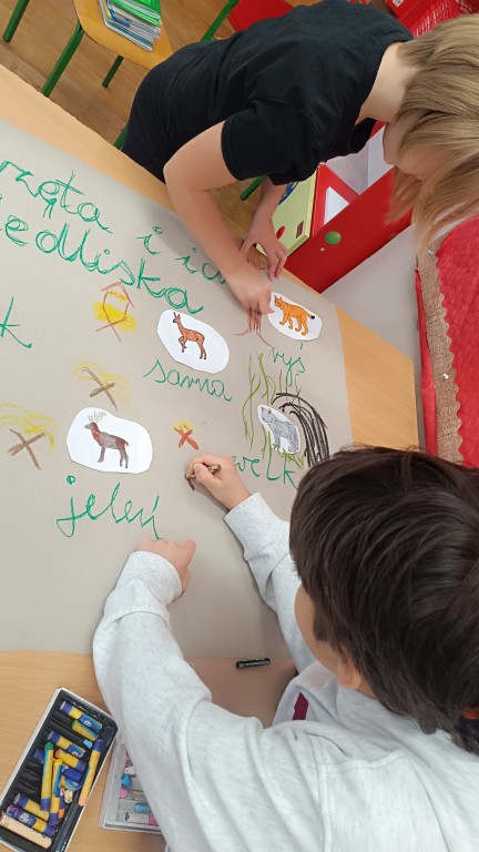 Klasa 2b poznaje siedliska zwierząt.