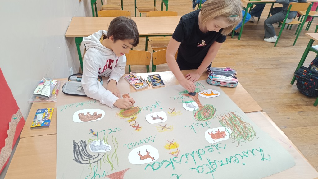 Klasa 2b poznaje siedliska zwierząt.