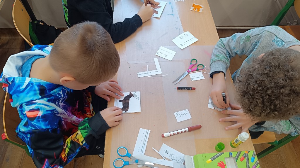 Klasa 2b poznaje siedliska zwierząt.