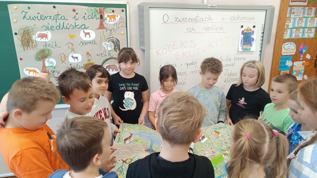 Klasa 2b poznaje siedliska zwierząt.