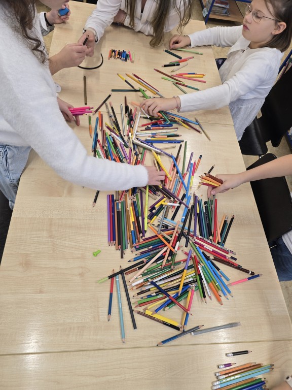 Szkolna ZBIÓRKA KREDEK dla Fundacji Dom Kredek