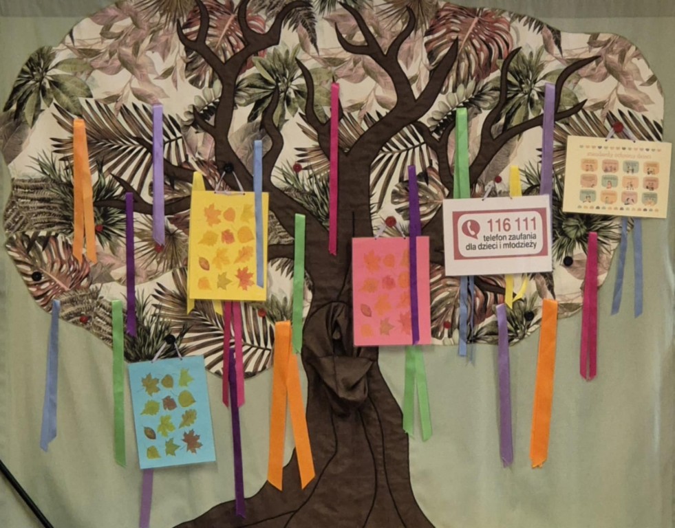 TEATRZYK „Drzewo Życzeń, czyli jak Boni i Bongo uczą dzieci ochrony”