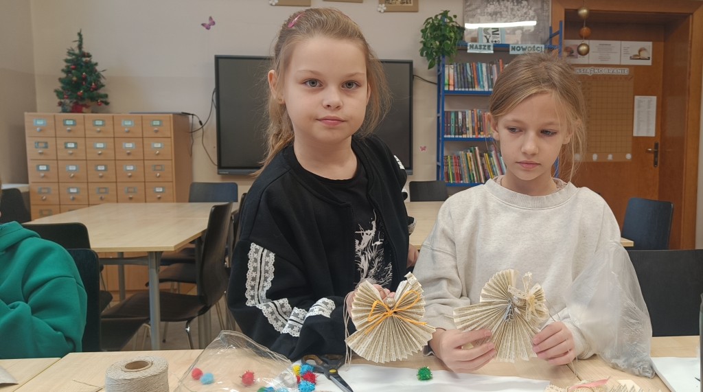 Aniołki z recyklingu w bibliotece