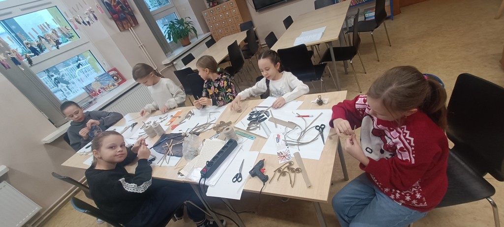 Aniołki z recyklingu w bibliotece