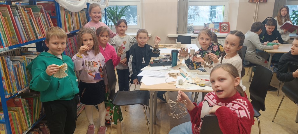 Aniołki z recyklingu w bibliotece