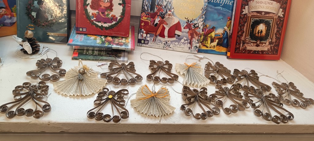 Aniołki z recyklingu w bibliotece