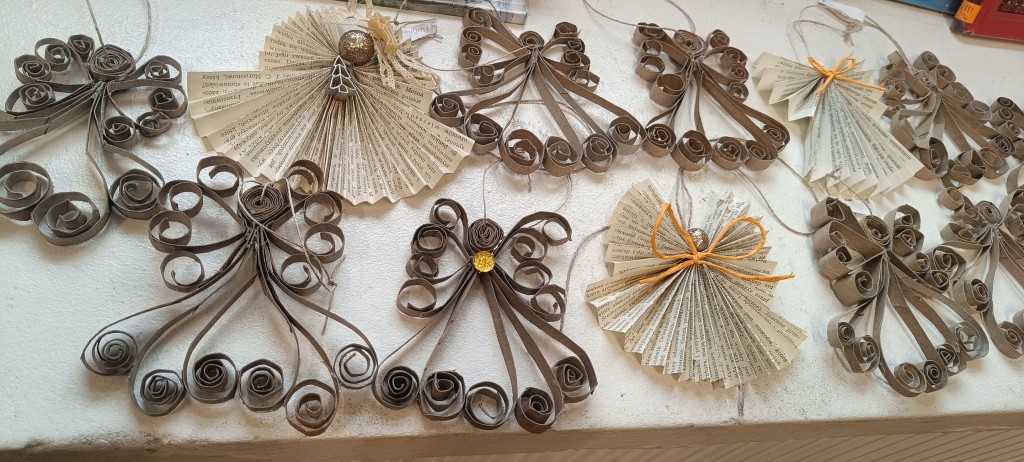 Aniołki z recyklingu w bibliotece