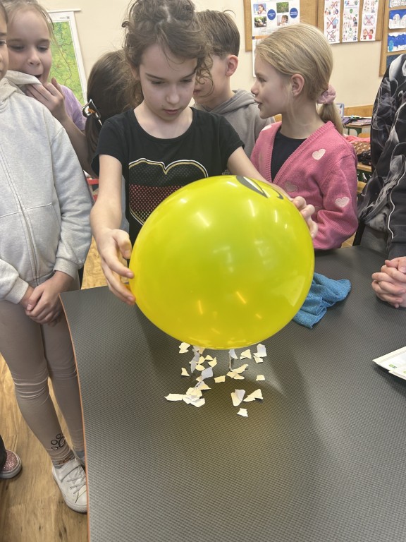 3b eksperymentuje z elektrycznością!