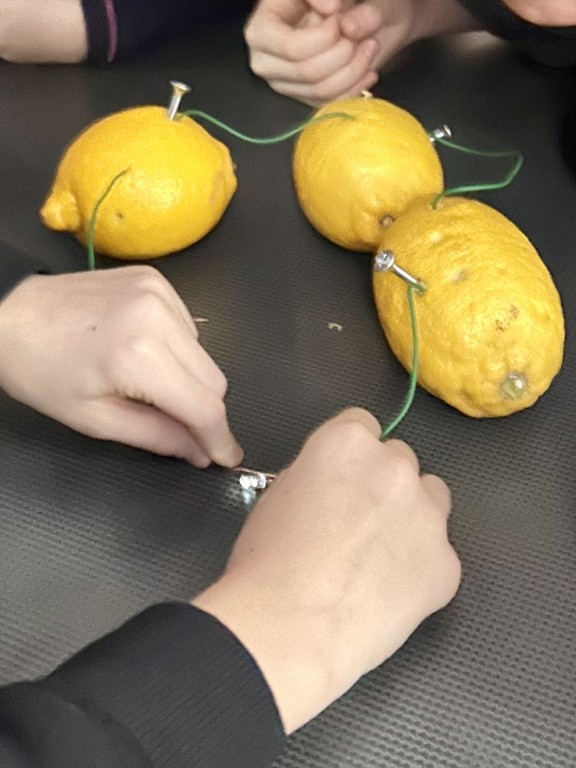 3b eksperymentuje z elektrycznością!