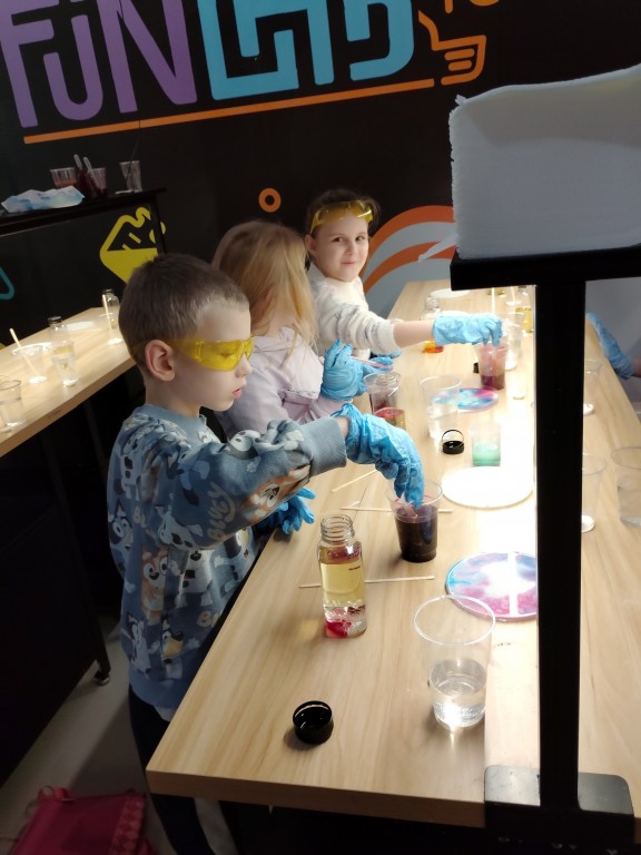 Kolorowa przygoda - wycieczka do Funzeum klas I