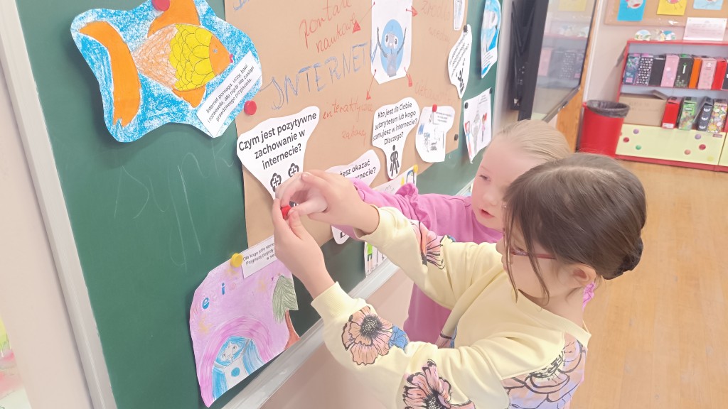 Klasa 2b w sieci z Neciem poznaje Internet