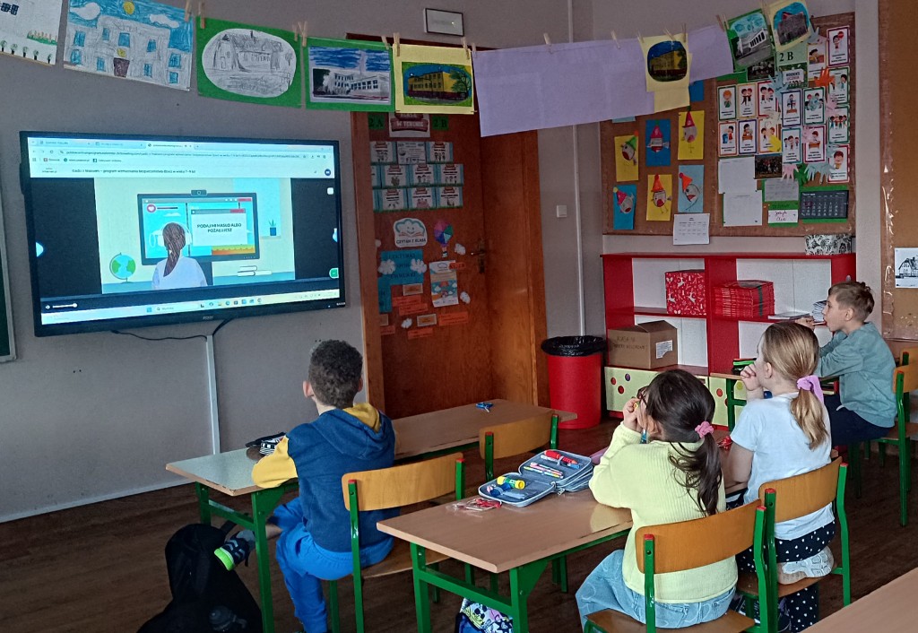 Klasa 2b w sieci z Neciem poznaje Internet