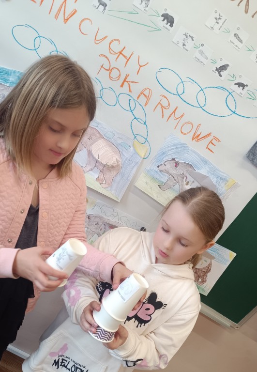 Klasa 2b poznaje sieć pokarmową zwierząt