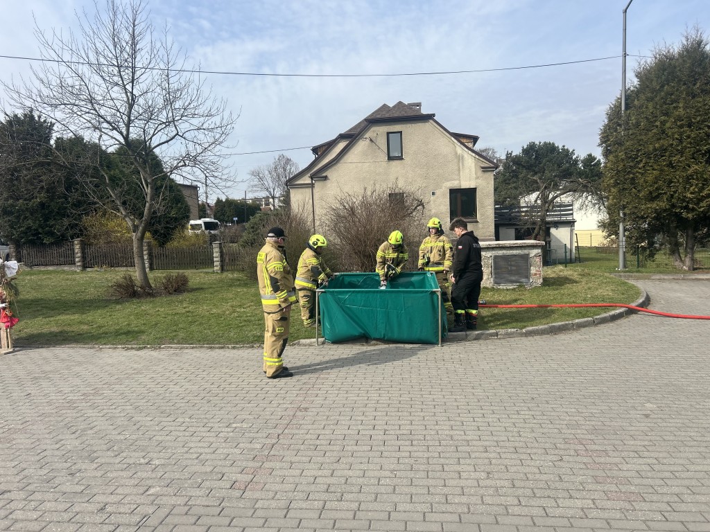 Klasa III B wita wiosnę w MOK w Radlinie