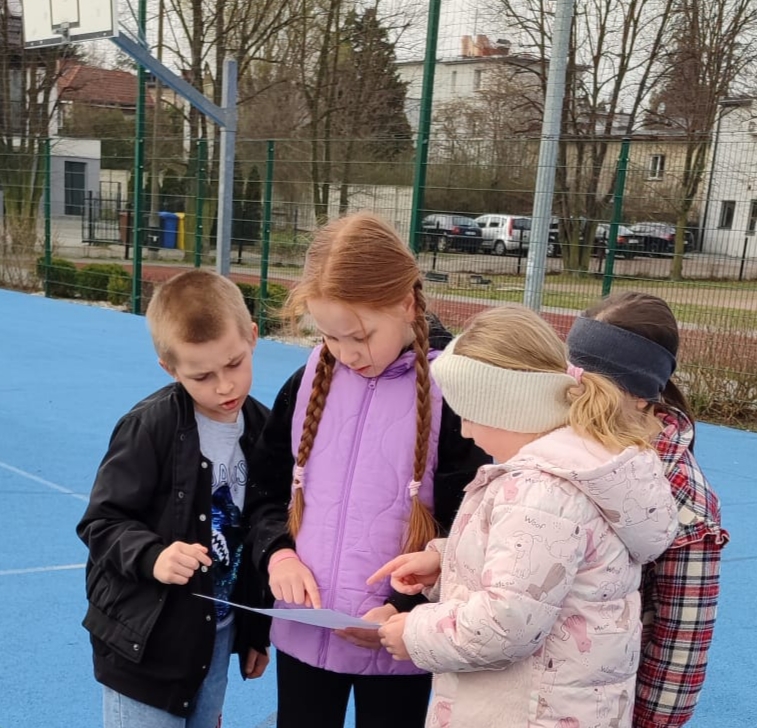 Wiosenne podchody klasy 2b w terenie