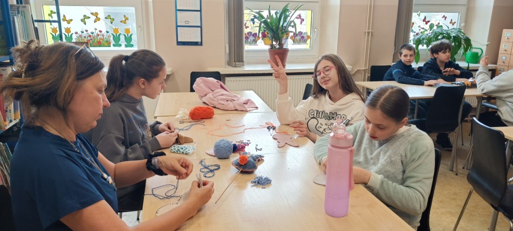 Szyjemy zajączki w bibliotece