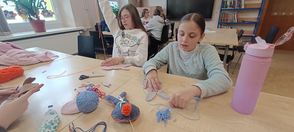 Szyjemy zajączki w bibliotece